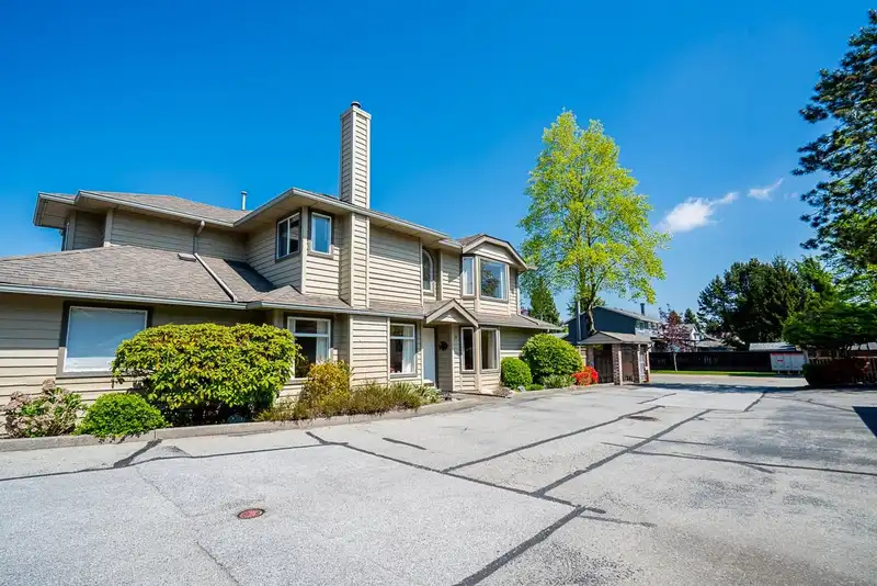 24 9727 152B STREET - photo 3 of 39