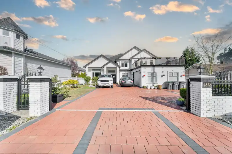 1572 160 STREET - photo 3 of 40