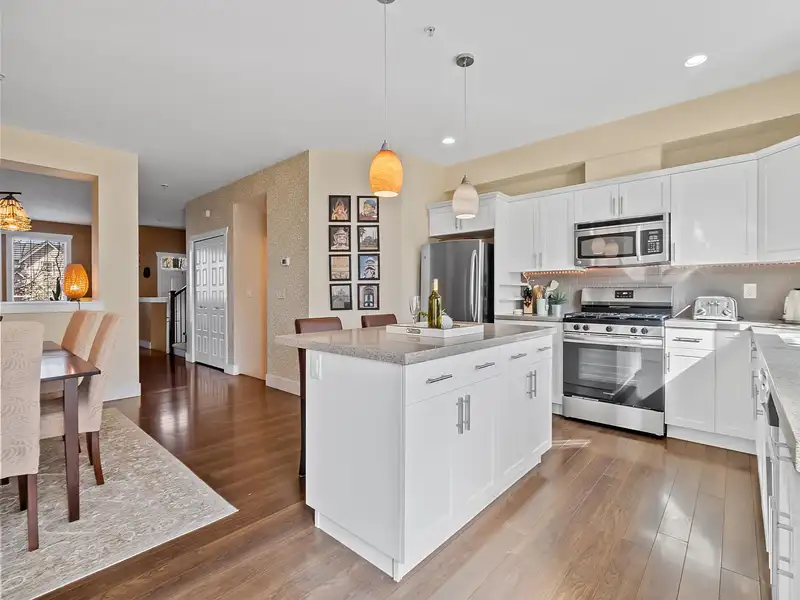 21072 80 AVENUE - photo 4 of 39