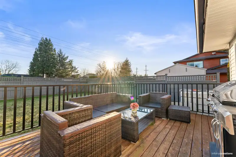 15796 95A AVENUE - photo 4 of 23