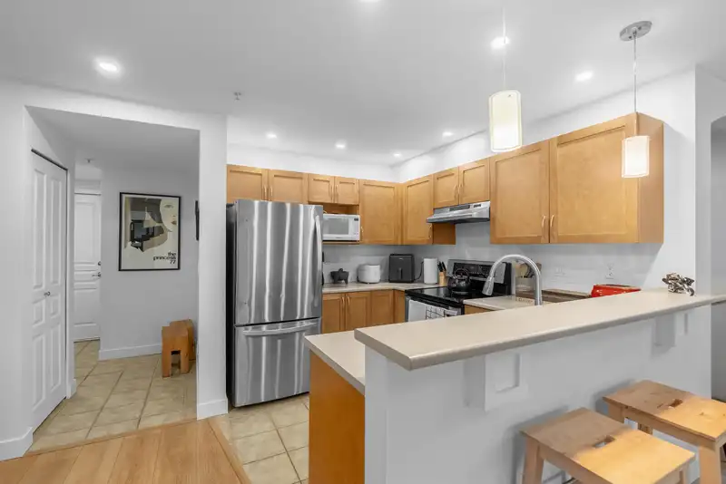 302 333 E 1ST STREET - photo 2 of 20