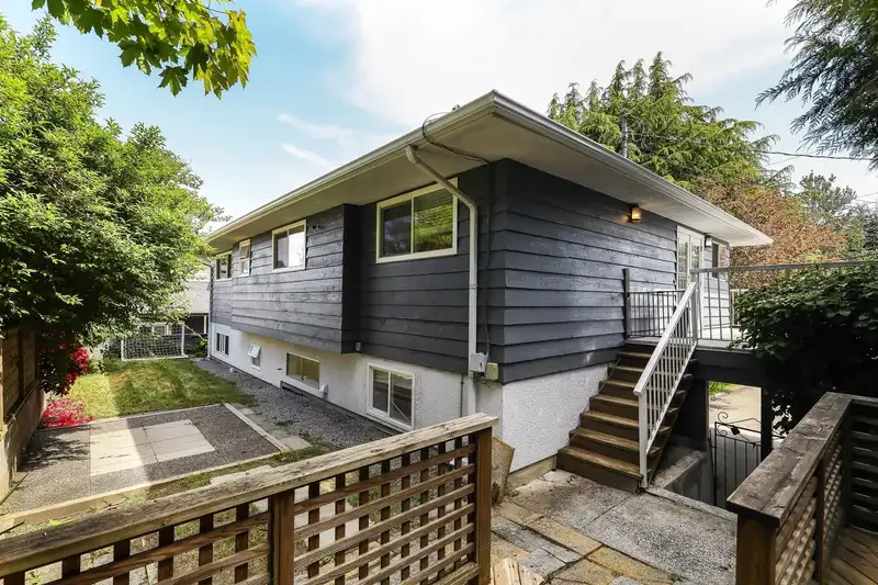 367 55A STREET - photo 3 of 21