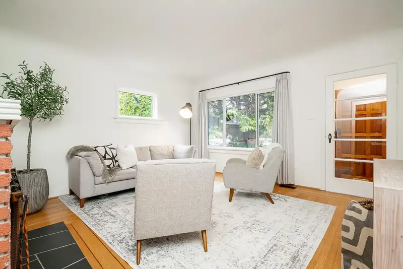 134 W 40TH AVENUE - photo 2 of 31