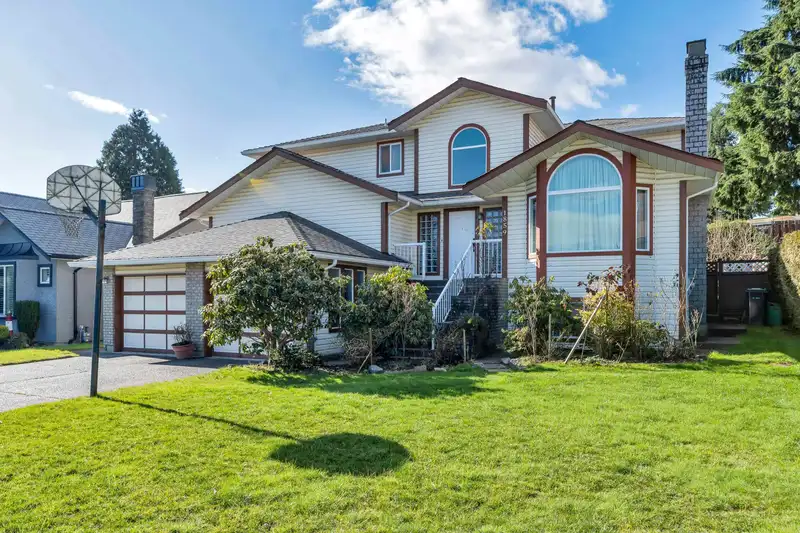 1859 WALNUT CRESCENT - photo 1 of 38