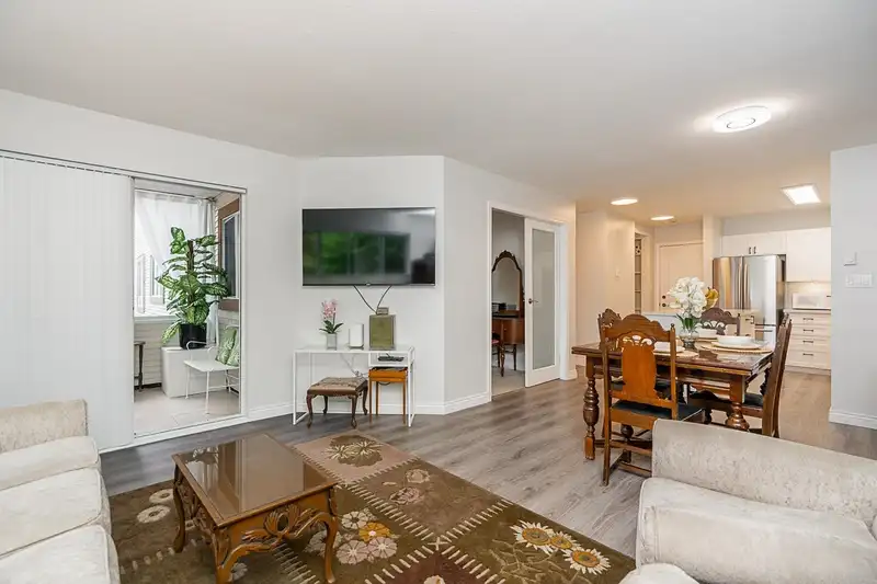 212 15991 THRIFT AVENUE - photo 2 of 39