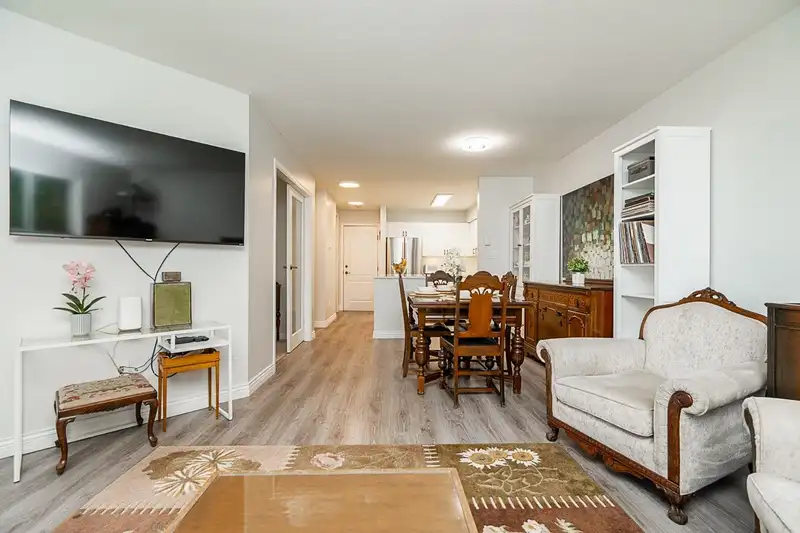 212 15991 THRIFT AVENUE - photo 3 of 39