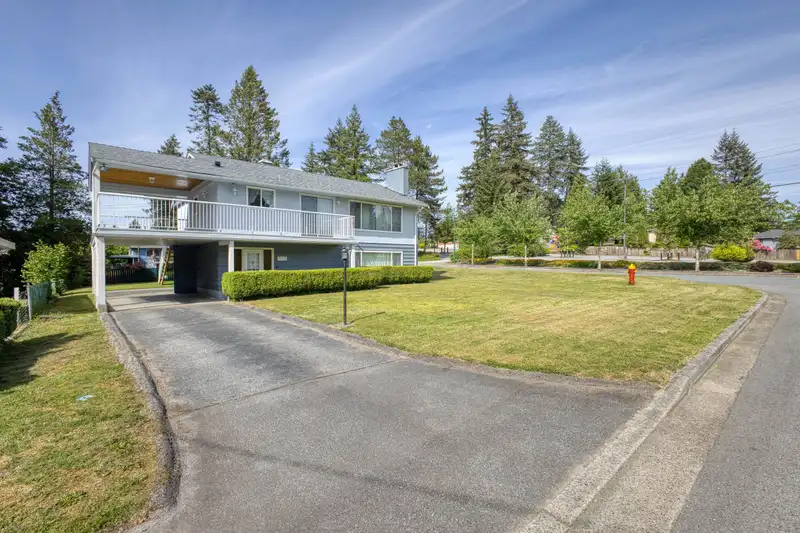 929 GROVER AVENUE - photo 2 of 29