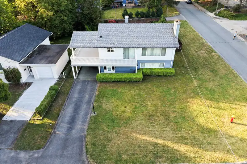 929 GROVER AVENUE - photo 4 of 29