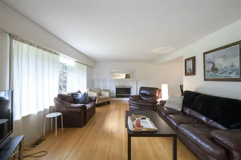 4965 8A AVENUE - photo 4 of 22