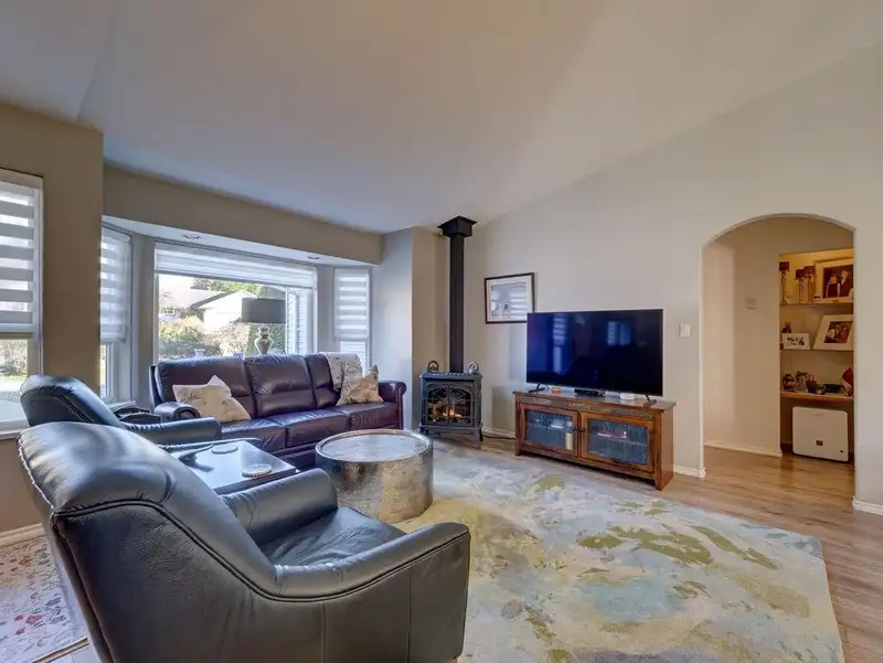 5643 CURTIS PLACE - photo 3 of 39