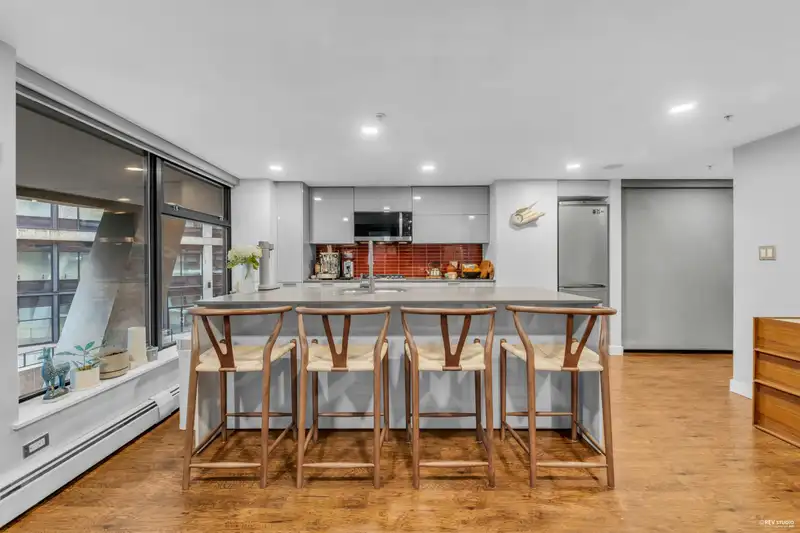 605 128 W CORDOVA STREET - photo 1 of 21