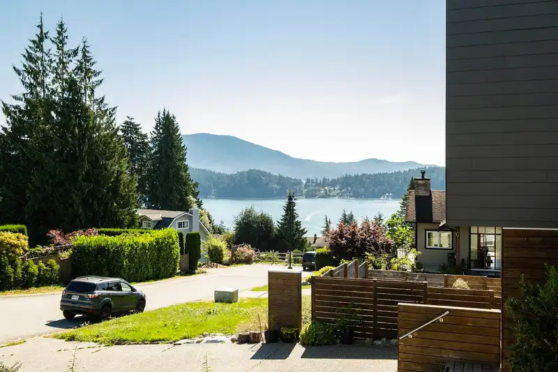 565 WILDWOOD CRESCENT - photo 1 of 40