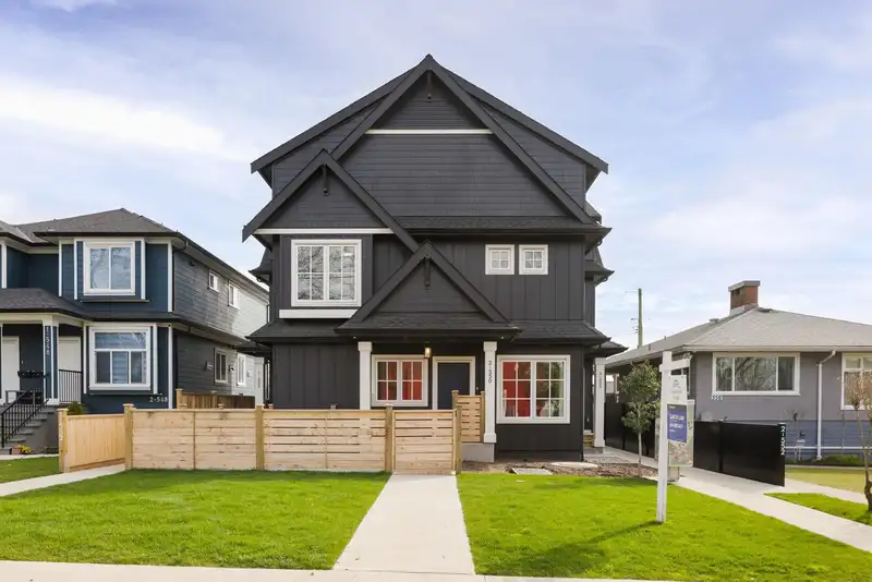 1 550 KASLO STREET - photo 1 of 32