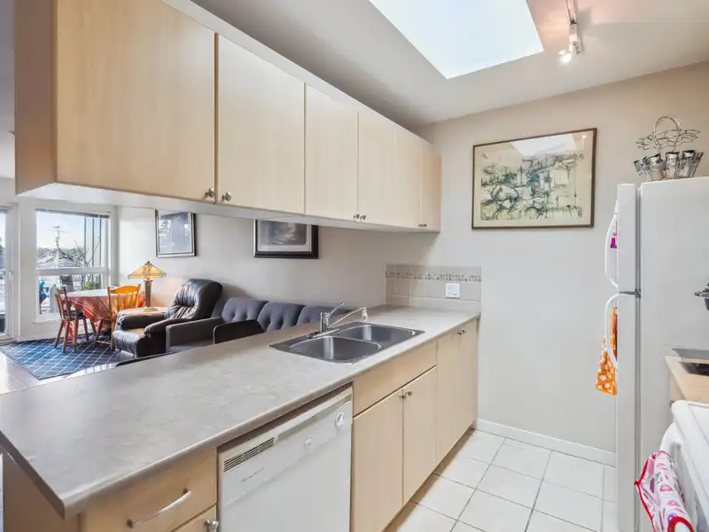 416 2891 E HASTINGS STREET - photo 3 of 17