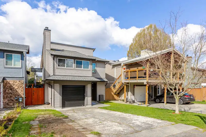 240 DAVIS CRESCENT - photo 1 of 37