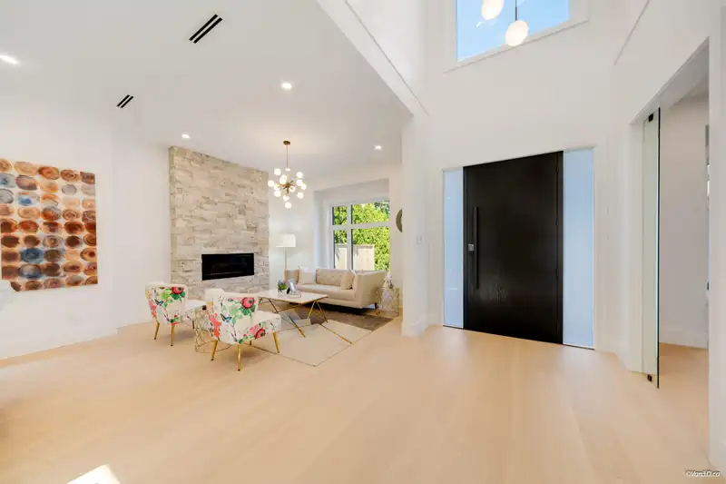 13030 15 AVENUE - photo 3 of 40
