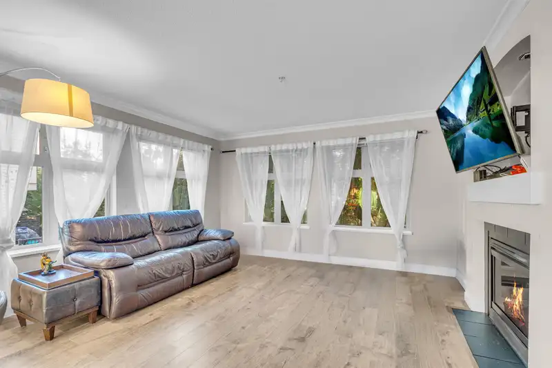 210 15220 GUILDFORD DRIVE - photo 2 of 26