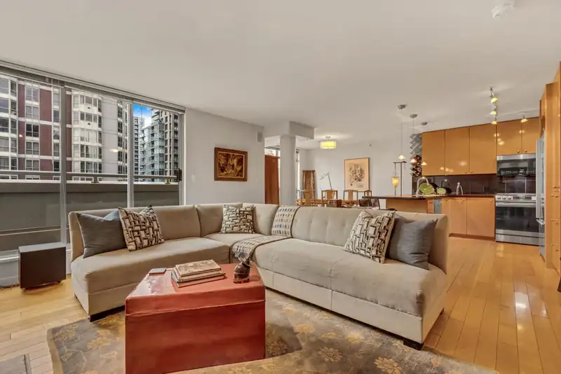 1404 819 HAMILTON STREET - photo 2 of 33