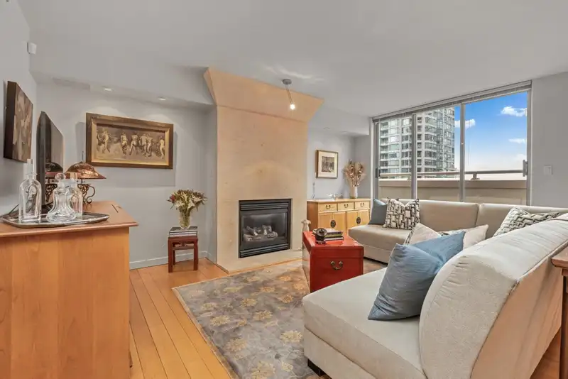 1404 819 HAMILTON STREET - photo 3 of 33