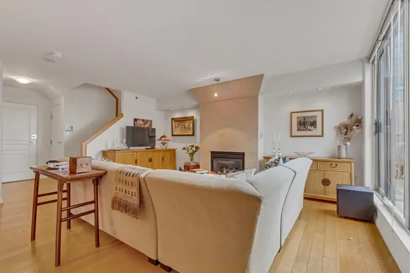 1404 819 HAMILTON STREET - photo 4 of 33