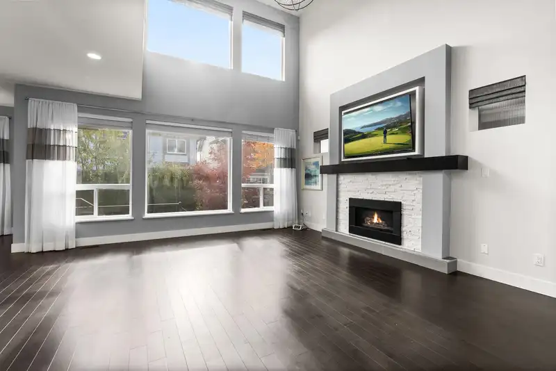 16726 18 AVENUE - photo 3 of 40