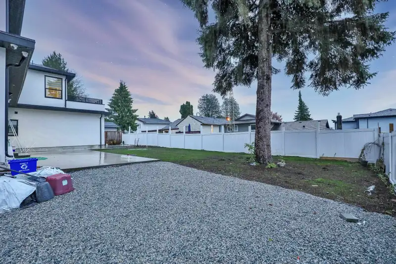 14840 89 AVENUE - photo 2 of 39