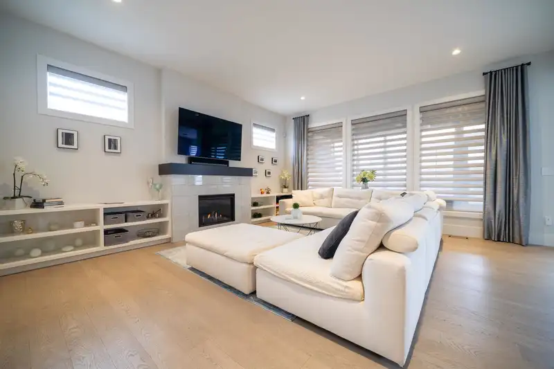 16232 10 AVENUE - photo 4 of 18