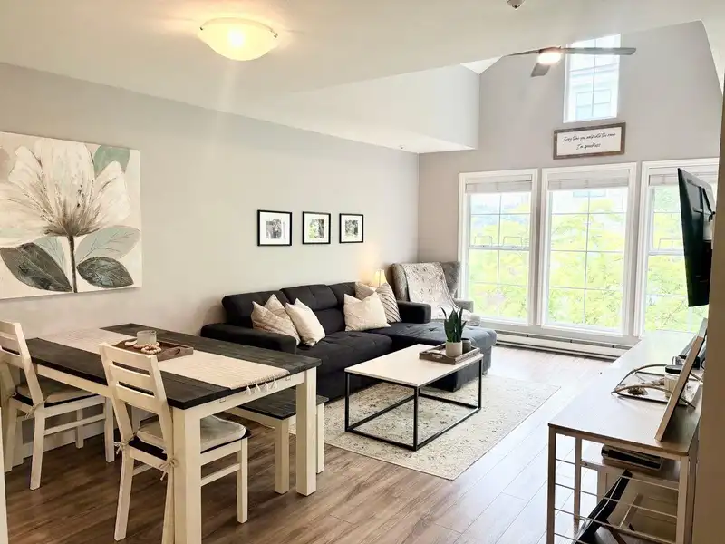 402 888 GAUTHIER AVENUE - photo 2 of 19