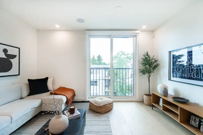123 1552 E 3RD AVENUE - photo 3 of 40