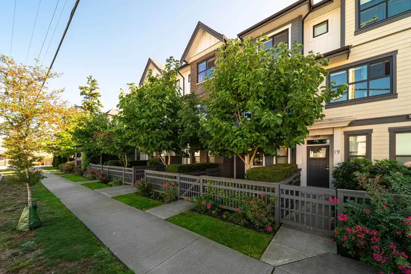 17 7039 MACPHERSON AVENUE - photo 2 of 38
