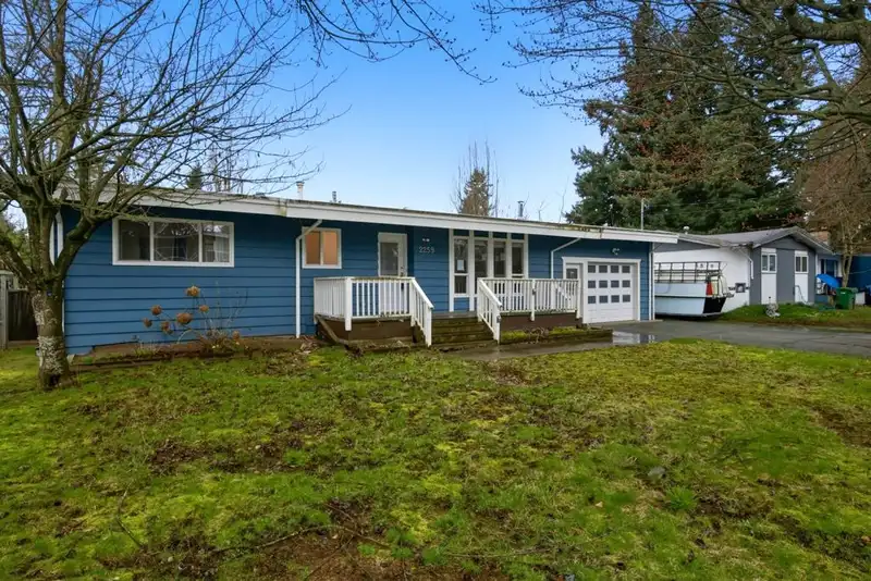 2259 LYNDEN STREET - photo 1 of 30
