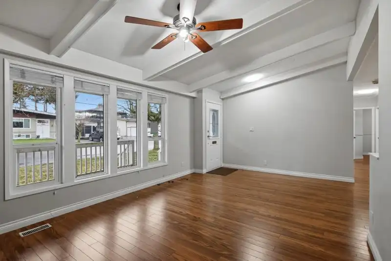 2259 LYNDEN STREET - photo 2 of 30