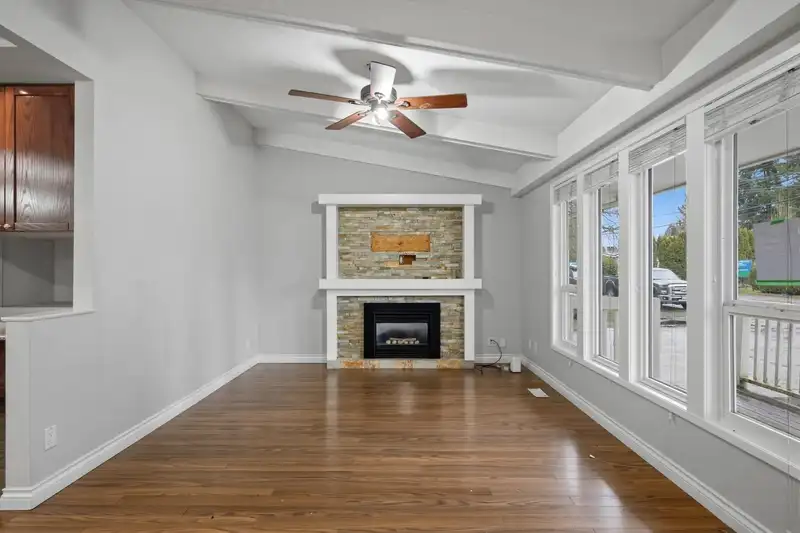 2259 LYNDEN STREET - photo 3 of 30