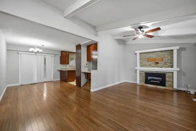 2259 LYNDEN STREET - photo 4 of 30