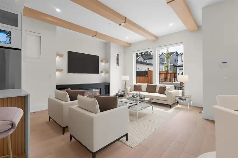 20518 75 AVENUE - photo 4 of 34