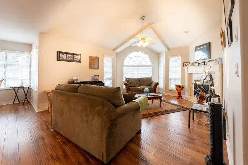 102 VISCOUNT PLACE - photo 2 of 39