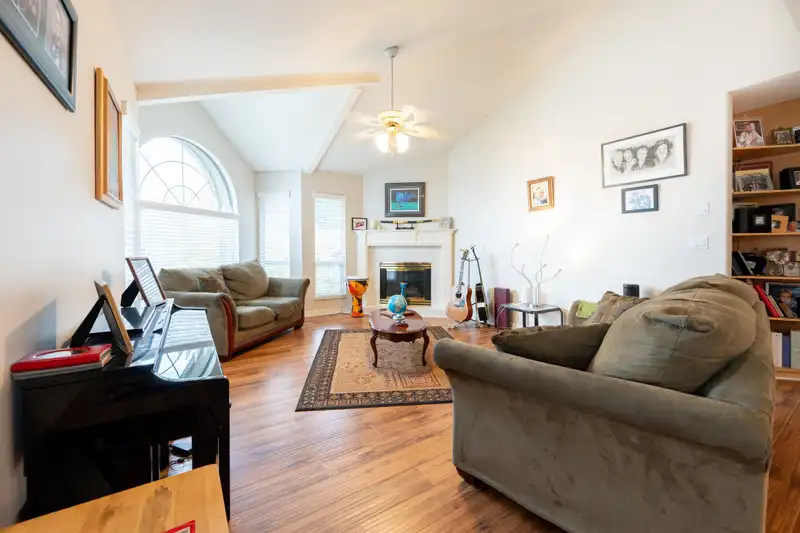 102 VISCOUNT PLACE - photo 4 of 39