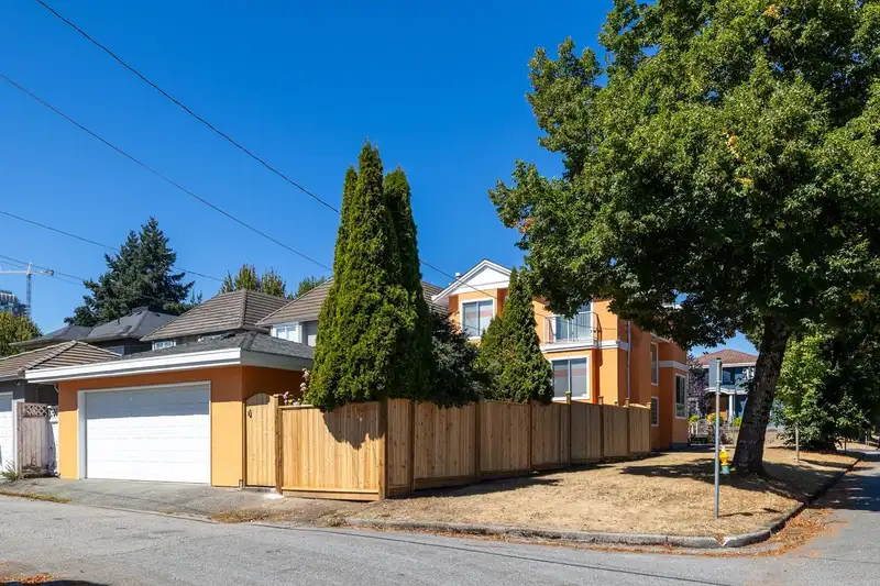 108 W 46TH AVENUE - photo 4 of 17