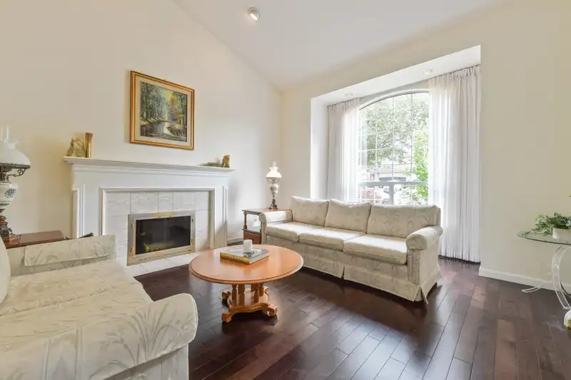 14915 25A AVENUE - photo 4 of 38