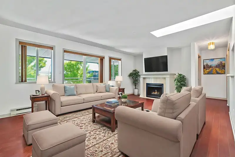 404 19645 64 AVENUE - photo 2 of 31