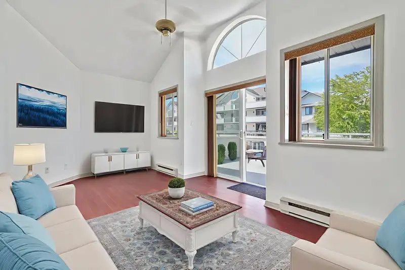 404 19645 64 AVENUE - photo 3 of 31