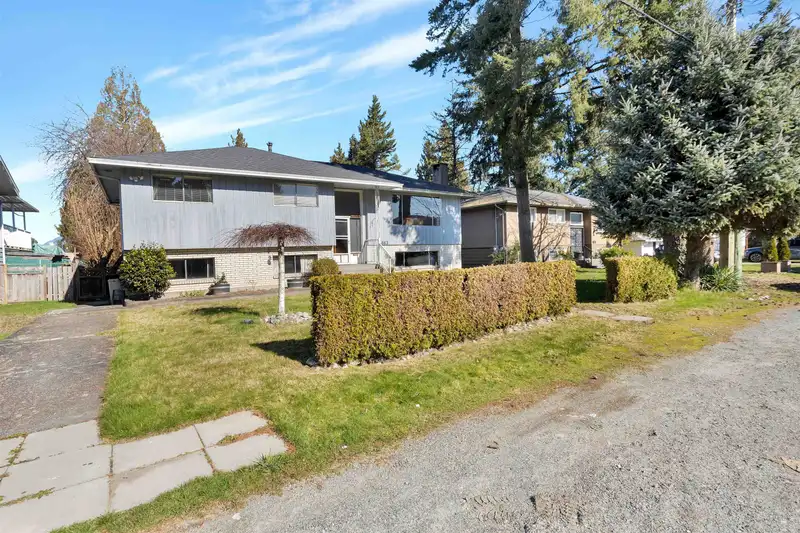14663 109 AVENUE - photo 2 of 34