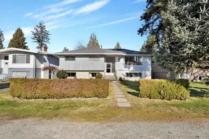 14663 109 AVENUE - photo 3 of 34
