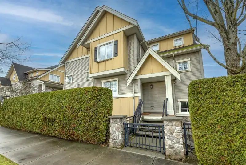 9 7171 STEVESTON HIGHWAY - photo 1 of 32