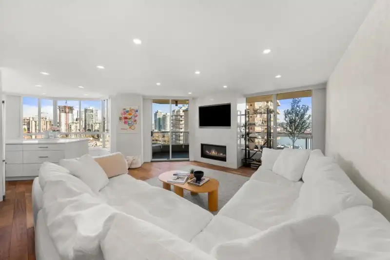 1704 1245 QUAYSIDE DRIVE - photo 1 of 36