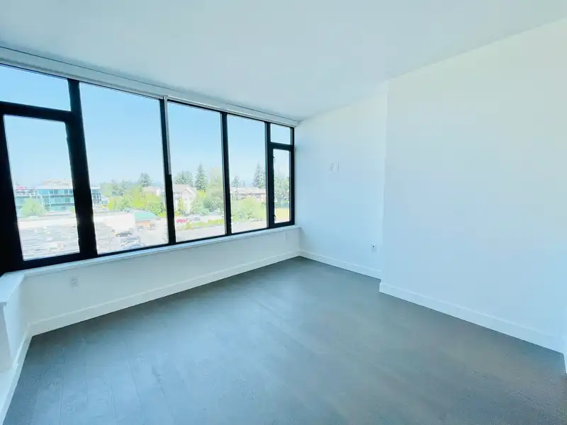 303 1588 JOHNSTON ROAD - photo 4 of 40