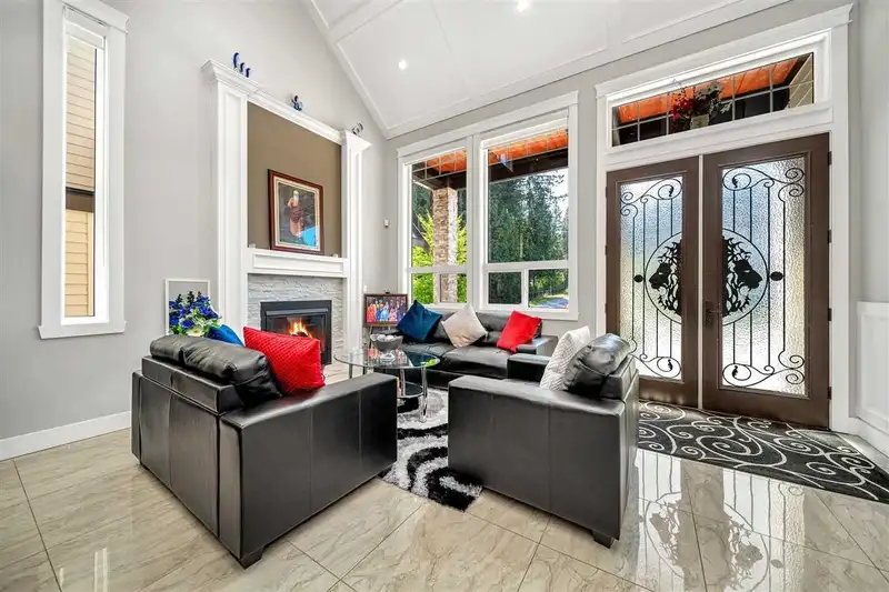 13837 60A AVENUE - photo 3 of 26