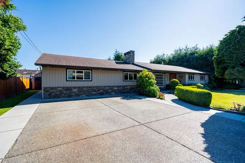 20906 52 AVENUE - photo 1 of 39