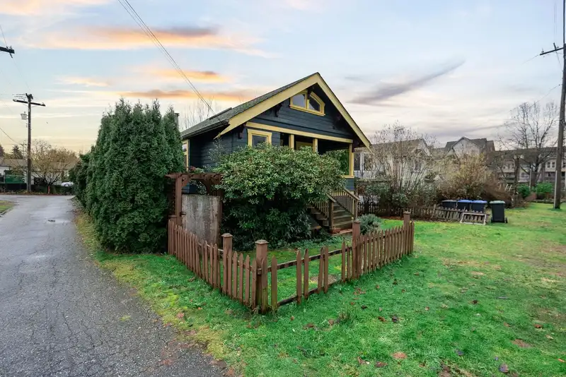 2336 RINDALL AVENUE - photo 2 of 34