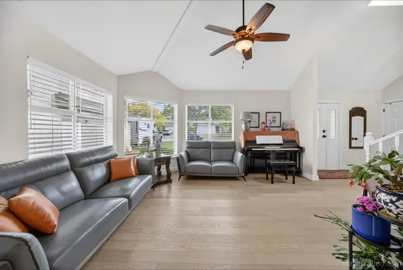 21023 45 AVENUE - photo 4 of 36